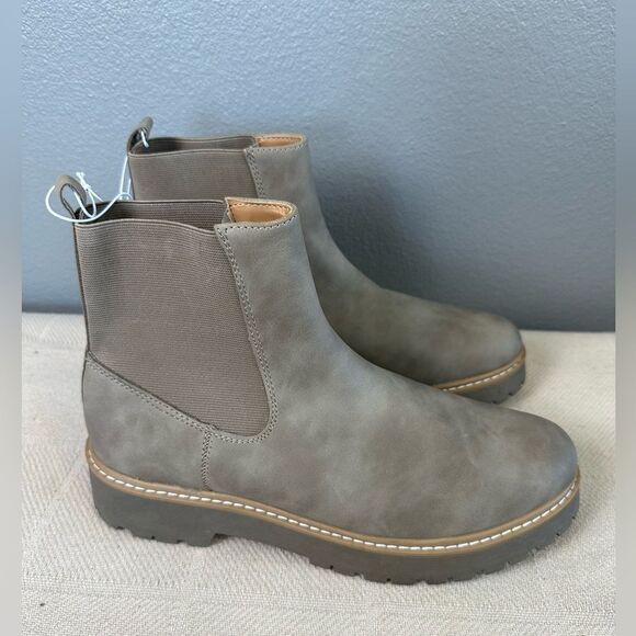 NWOB** DV by Dolce Vita Lobera Chelsea Boot Dark Taupe Size 10 - Picture 3 of 9